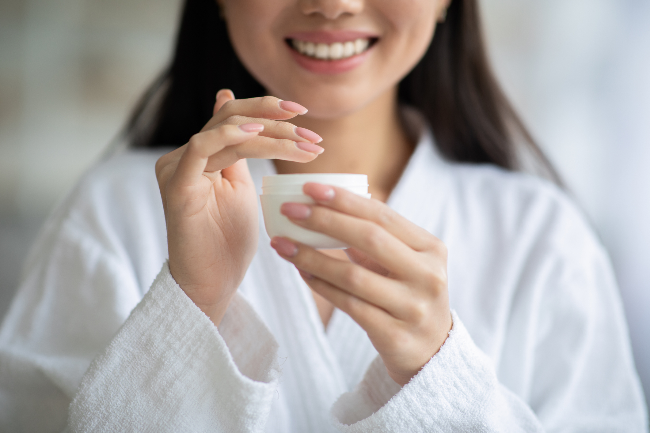 控油、抗暗瘡正確保養4：保濕 如一開始所說，「皮脂健康」影響著出油量及暗瘡，保養都是要圍繞「皮脂分泌量」與「皮脂品質」兩個方向入手，建議選擇含有維持皮脂健康液化保養成分，減少皮脂角鯊烯因氧化而阻塞毛孔，一般只需要為肌膚做好清爽保濕就足夠了。